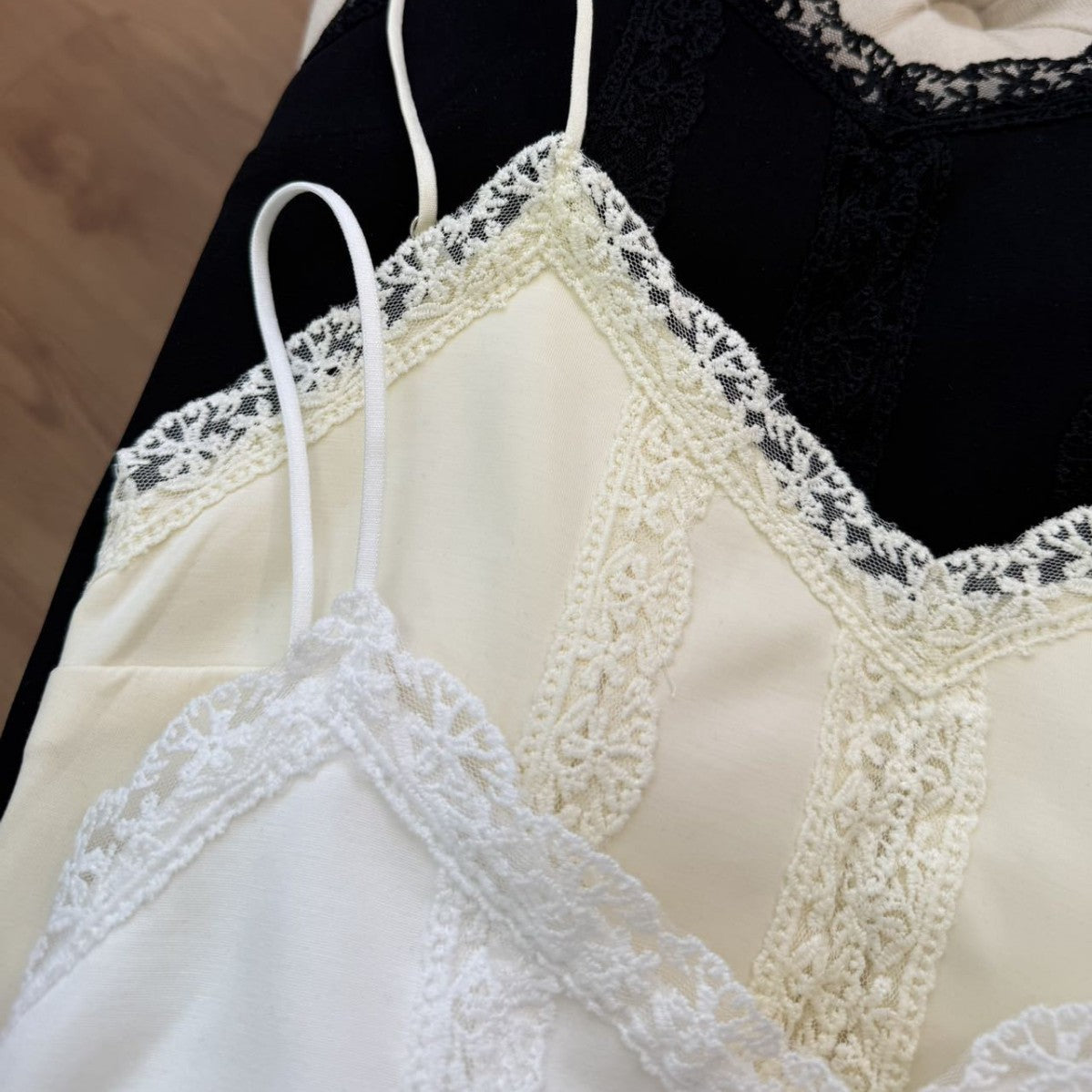 【法式蕾絲刺綉系列】輕奢款~自帶胸墊!2026新款美背緞面内衣吊帶打底背心