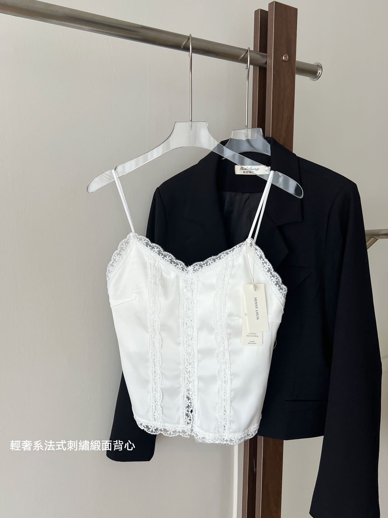 【法式蕾絲刺綉系列】輕奢款~自帶胸墊！2026新款美背緞面内衣吊帶打底背心